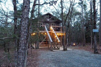 'bluebird Treehouse' Near Kiamichi Mtns w/ Hot Tub