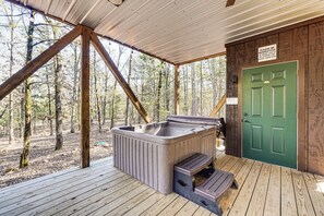 Apartment (0 Bedroom) | Interior - 'bluebird Treehouse' Near Kiamichi Mtns w/ Hot Tub (Talihina)