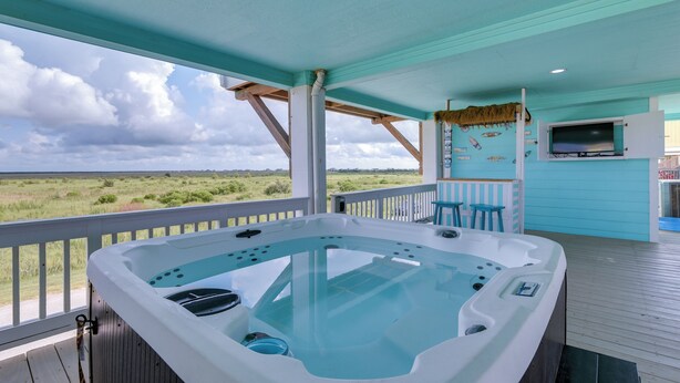 Un jacuzzi en una terraza con vistas al paisaje.