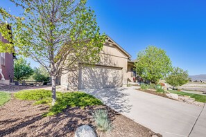 A residential building with a garage, a driveway, and a well-maintained lawn. - Mtn-view Paradise Near Usafa in Colorado Springs! (Colorado Springs)
