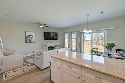 Stay & Play: Spacious Concord Townhome Near Uptown