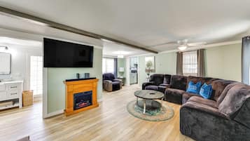 House (3 Bedrooms) | Interior