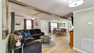 Casa (3 Bedrooms) | Área de sala de estar | Televisión, chimenea y libros