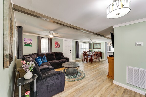 Maison (3 Bedrooms) | Aire de séjour | Téléviseur, foyer, livres