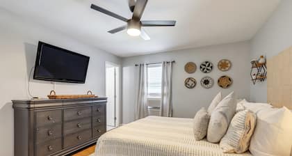 10 Mi to Downtown Macon: Family Home w/ Patio!