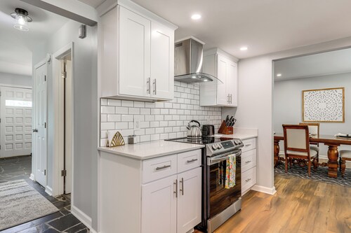 10 Mi to Downtown Macon: Family Home w/ Patio!