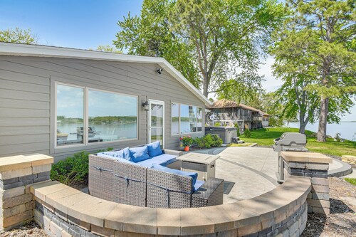 Steps to Mississippi River: Cozy Hot Tub Haven!