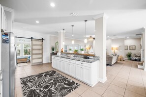 Unclassified image, 5 of 95, button