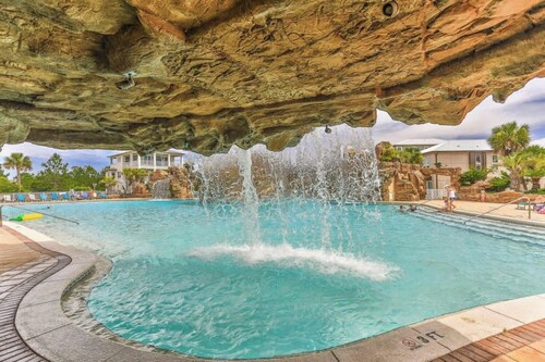 Golf Cart & 6 Bikes! Walk to the Pool & the Beach! 1st Floor Master King Suite!