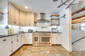 House (6 Bedrooms) | Interior