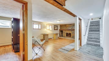 House (6 Bedrooms) | Interior