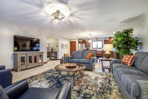 Smart TV - JUNE JULY 2026-NEW BOOKING SPECIAL at The Belvedere just Steps to downtown. (New Glarus)