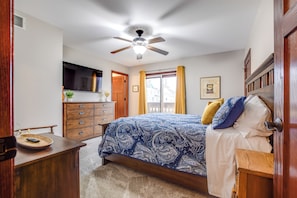 3 bedrooms, desk, iron/ironing board, travel crib