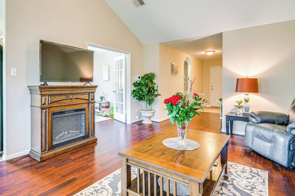 Suburban Home in Magnolia w/ Fenced Yard - Plantersville, TX