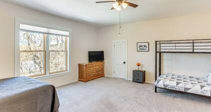 Patio & Mountain Views: Farmhouse in Mancos!