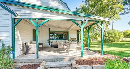Patio & Mountain Views: Farmhouse in Mancos!