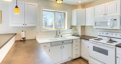 Patio & Mountain Views: Farmhouse in Mancos!
