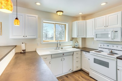Patio & Mountain Views: Farmhouse in Mancos!