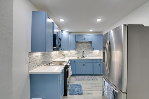 9 Mi to Crystal Beach: Pet-friendly Apt w/ Balcony