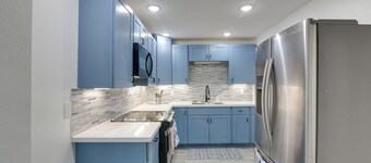 9 Mi to Crystal Beach: Pet-friendly Apt w/ Balcony