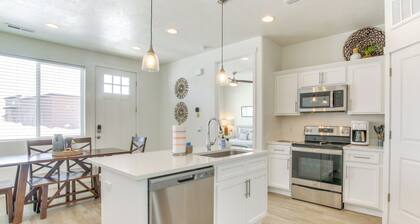 Walk to Marina & Lake: Spacious Garden City Gem!