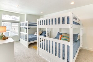 Apartment (3 Bedrooms) | Interior - Walk to Marina & Lake: Spacious Garden City Gem! (Garden City)