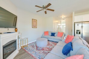 Interior - 6 Mi to PNC Music Pavilion: Concord Townhome (Concord)