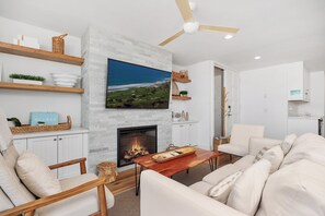 Smart TV, fireplace - Dolphin's Drift - Top floor corner unit with ocean views (Solana Beach)