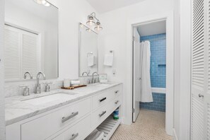 Shower, hair dryer, towels - Dolphin's Drift - Top floor corner unit with ocean views (Solana Beach)