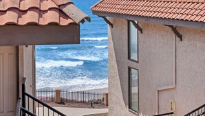 Un edificio frente al mar, con vista al océano.