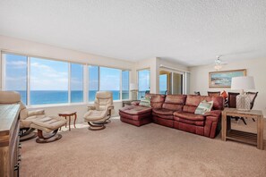 TV connectée, livres, chaîne hi-fi