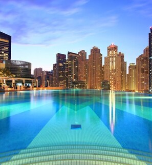 Una piscina con un horizonte urbano al fondo.