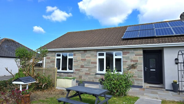 Outdoor dining - Fully refurbished, fantastic outside space! (Truro)