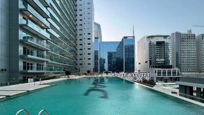 Une piscine offrant une vue sur les immeubles modernes.