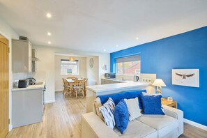 A modern apartment with a kitchen, dining area, and living room. - Host Stay Kittling Nook (Bamburgh)