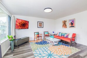 Smart TV - Great value! Two Bedroom Hilo Condo with air conditioned bedrooms (Hilo)