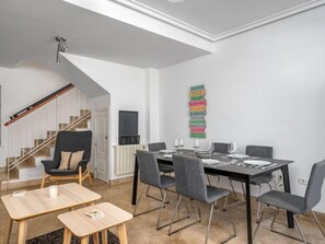 House, 4 Bedrooms, Terrace | Tempat makan