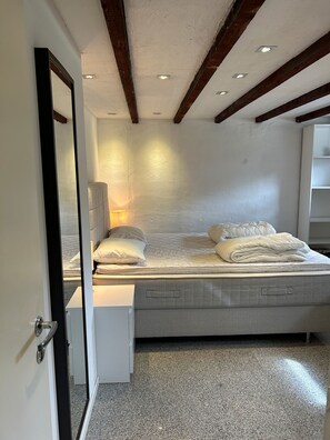 6 bedrooms, iron/ironing board, WiFi, bed sheets