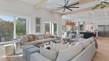 Smart-TV, Kamin, Bücher