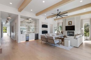 تلفزيون ذكي، مدفأة، كُتُب