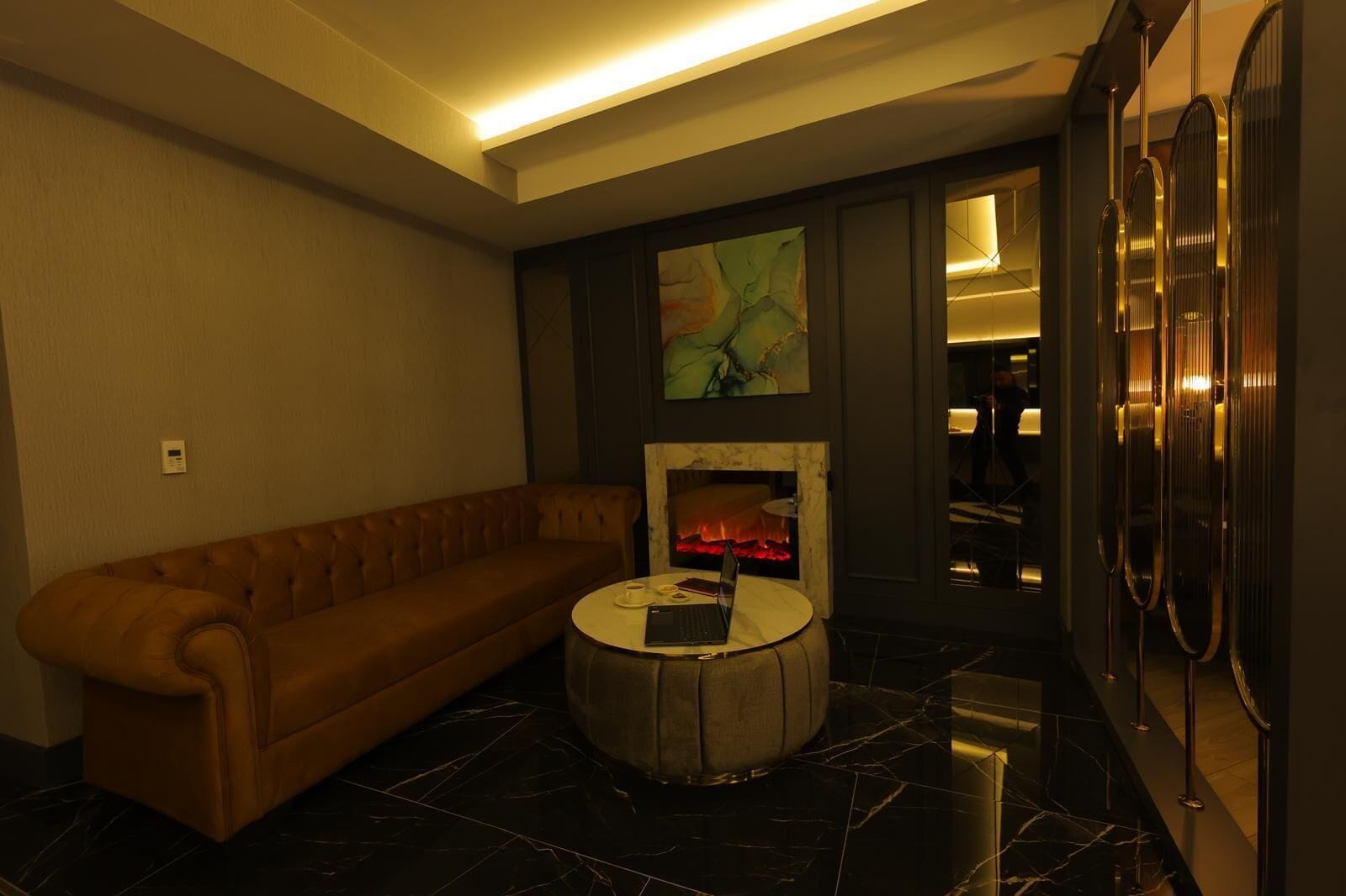 Caja de seguridad en la habitación y escritorio 