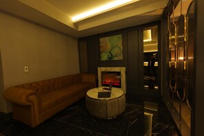 Suite | In-room safe, desk, laptop workspace, blackout drapes - ROCCİA DOWNTOWN HOTEL (Van)