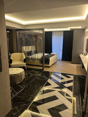 Suite | In-room safe, desk, laptop workspace, blackout drapes - ROCCİA DOWNTOWN HOTEL (Van)