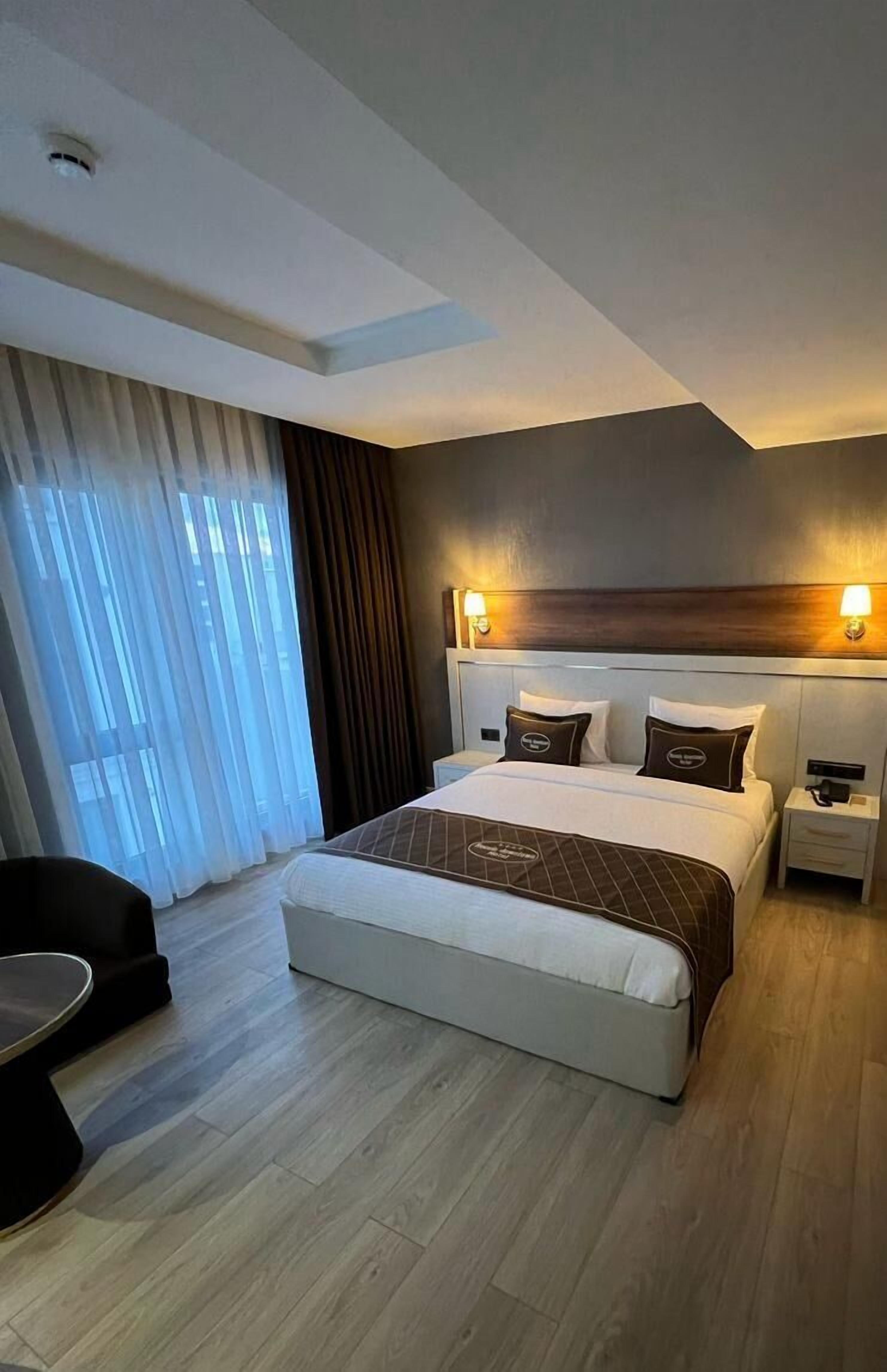 Familieværelse | Pengeskab på værelset, skrivebord, arbejdsområde til bærbare computere