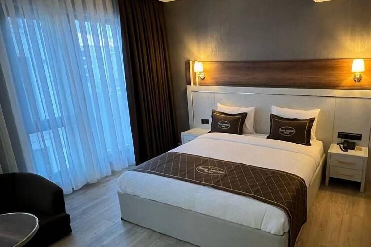 Familieværelse | Pengeskab på værelset, skrivebord, arbejdsområde til bærbare computere