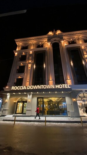 Un hôtel à la façade classique, doté de grandes fenêtres et d’une entrée imposante.