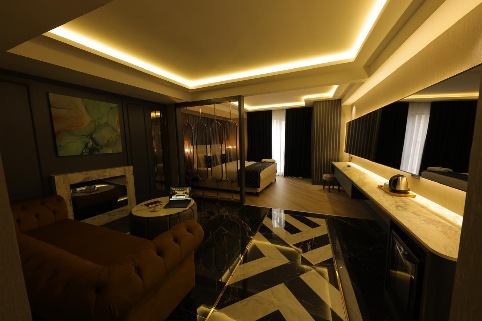 Suite | Safe på rommet, skrivebord og skrivebord for bærbar PC