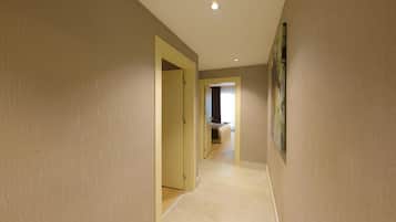 Family Room | 1 bedroom, in-room safe, desk, laptop workspace