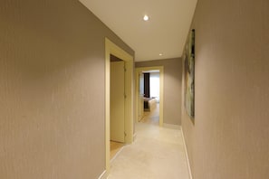 Family Room | 1 bedroom, in-room safe, desk, laptop workspace
