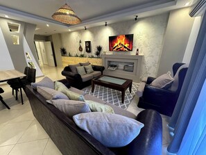 Apartment, 2 Bedrooms, Smoking, Balcony | Ruang tamu